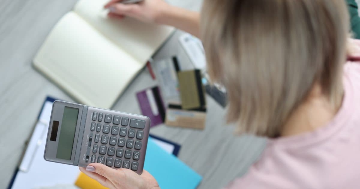 Buchhaltung mit Taschenrechner und Notizbuch